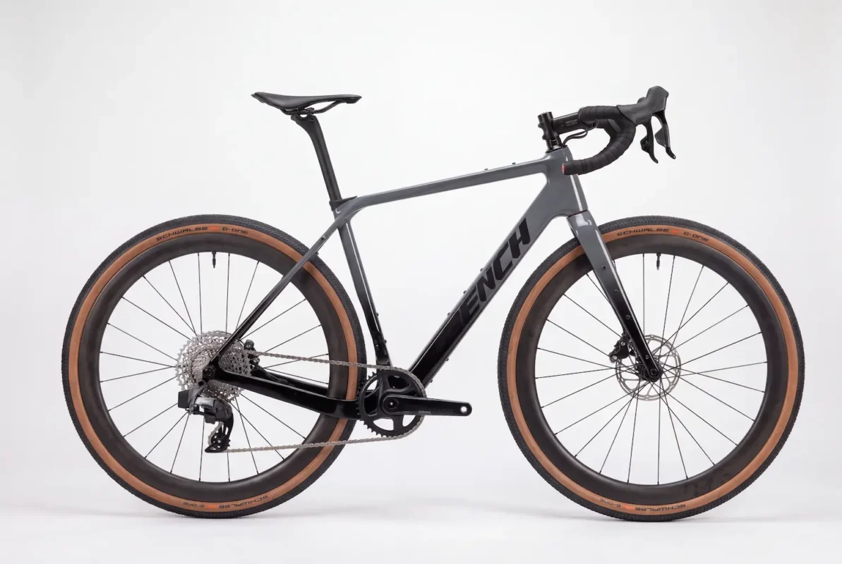 BENCH SuperRavel Gravelbike in Grau und Schwarz, Seitenansicht